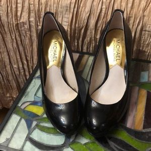 Patent leather pump